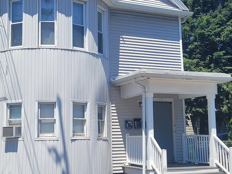 17 Hinckley St — Photo 1