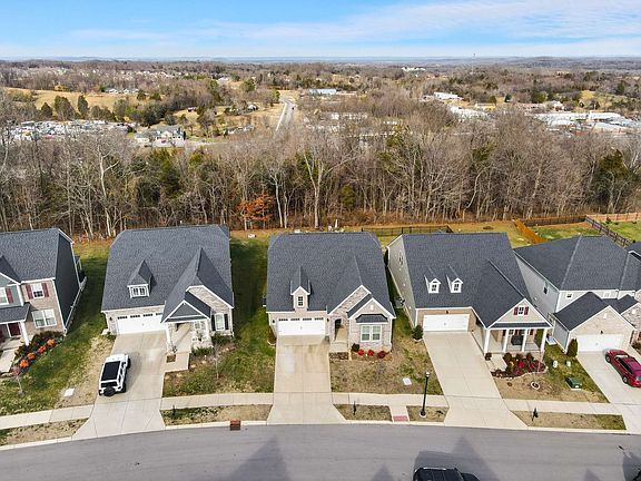 3rd image of 555 Montrose Dr