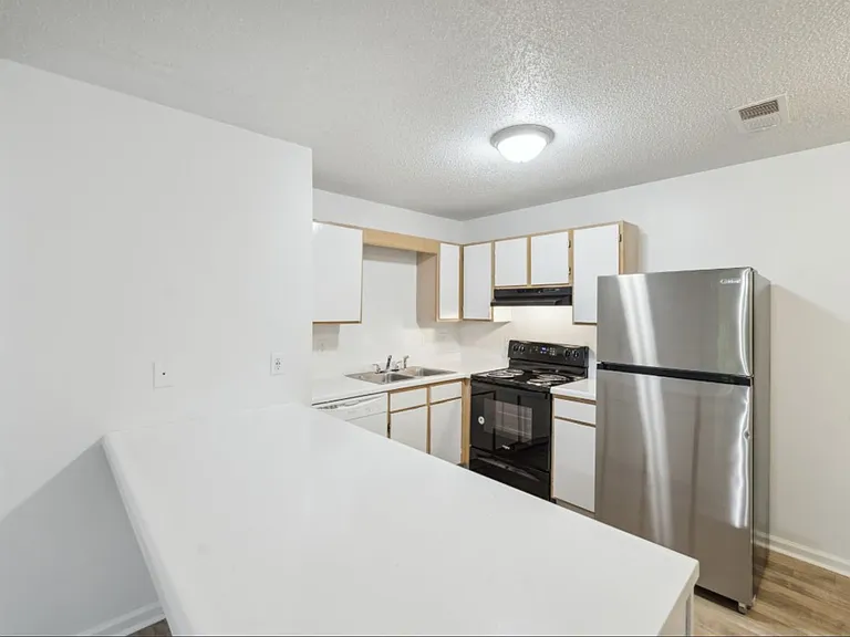 Arlington Apartments — Photo 15