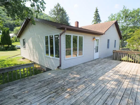 210 Schell Hl, Altura, MN 55910