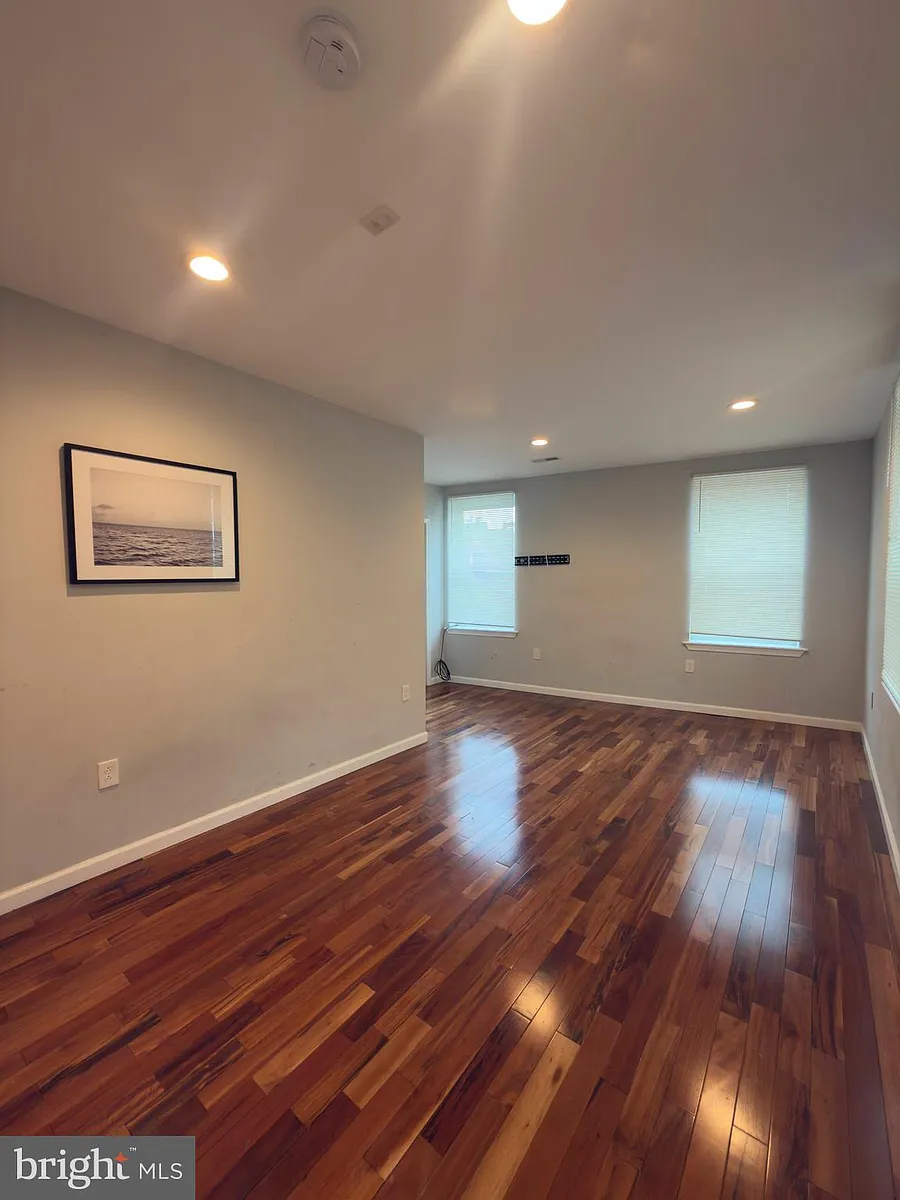 Building Photo - 1145 S 10th St #5