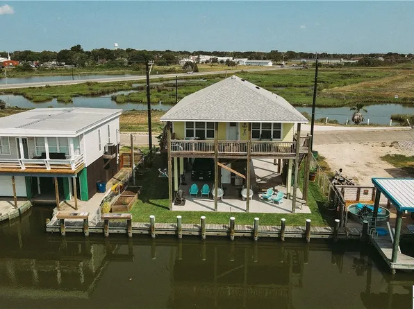 211 E Bayshore Dr, Palacios, TX 77465
