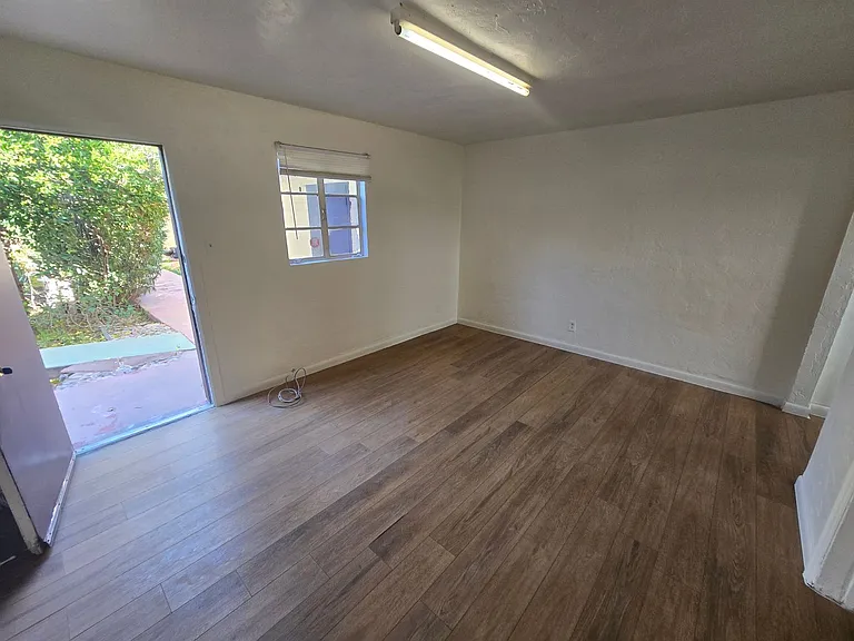 2245 S 6th Ave — Photo 5