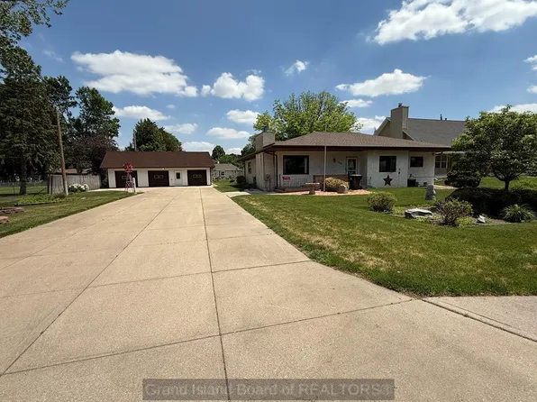 2211 Park Dr, Grand Island, NE 68801