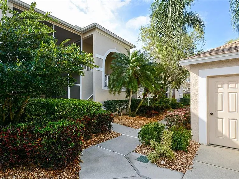 9611 Castle Point Dr #916 — Photo 1