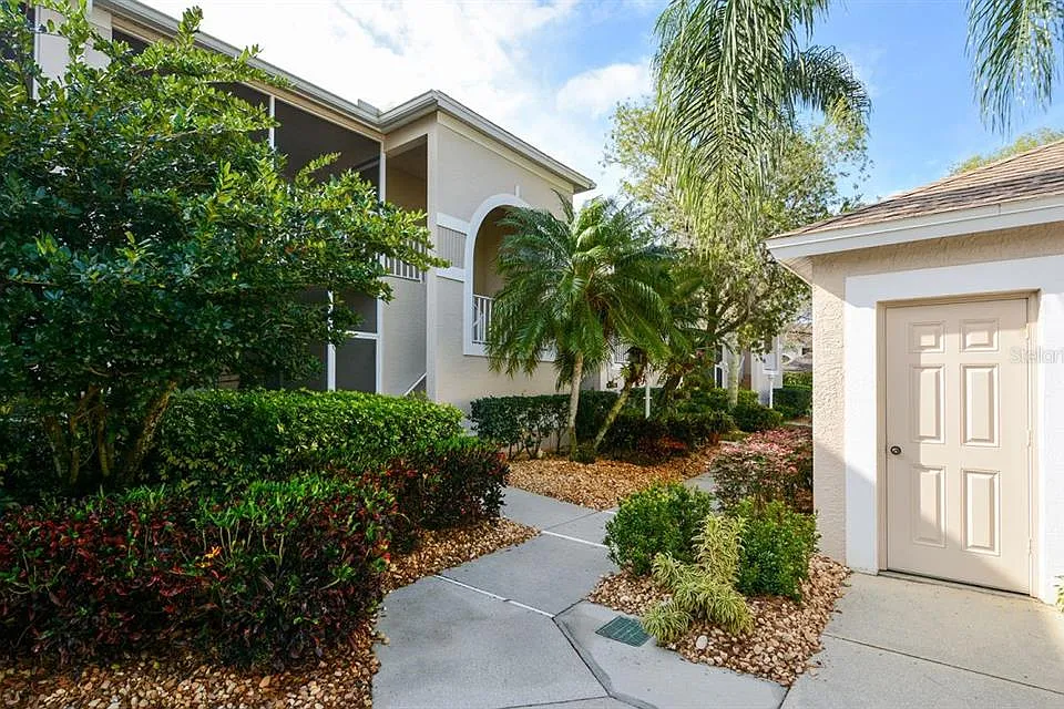 9611 Castle Point Dr #916