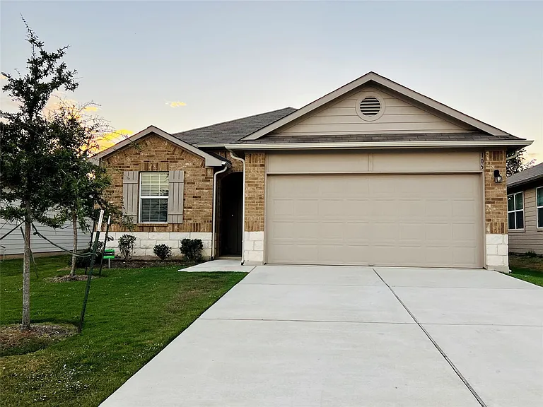 105 Naset Dr — Photo 1