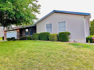 1300 Springbrook Ln, De Witt, IA 52742
