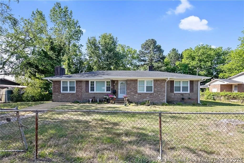 4 bed, 2.0 bath, 1600 sqft, $1,600 — Photo 1