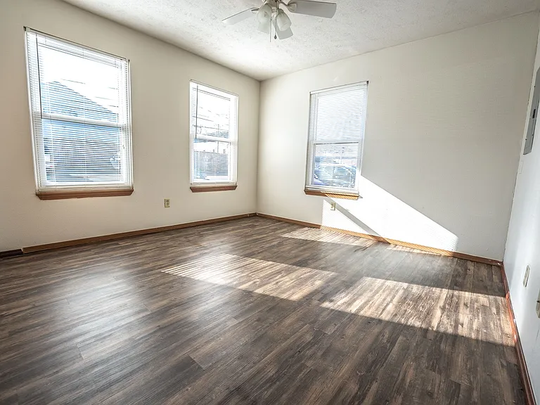 1024 E Walnut St — Photo 6