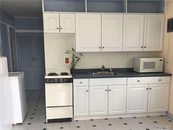 2nd image of 8 Wedgewood Ln
