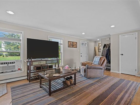 4th image of 25 Cherry Ln