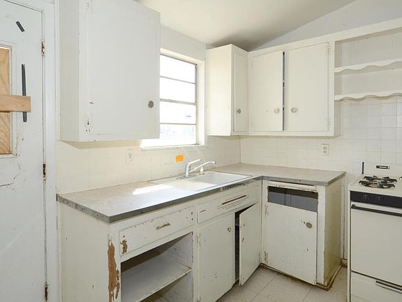 4th image of 914 Foxglove St