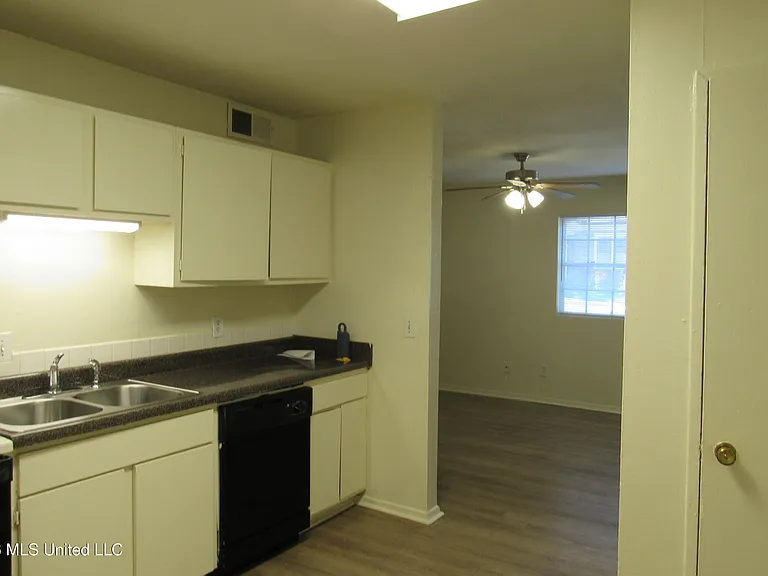 940 Bellevue Pl #103 — Photo 7