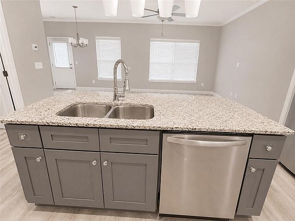 4th image of 213 Beau St