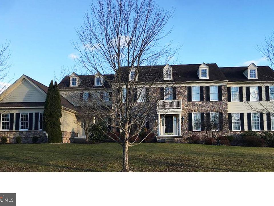 1st image of 323 Clubhouse Ln
