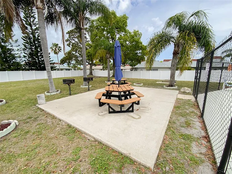 2242 Pinewood Villas Dr — Photo 34