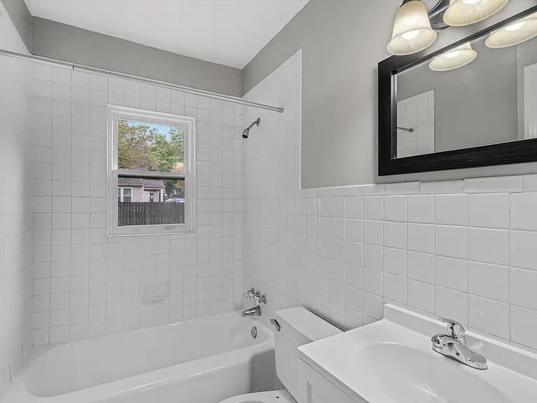 711 Goodman St — Photo 15