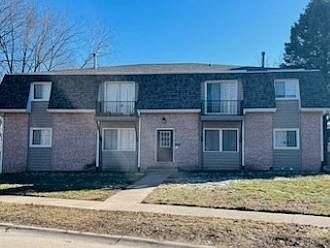 Front view from Creek Hill Drive. Well maintained building. 8 total units.