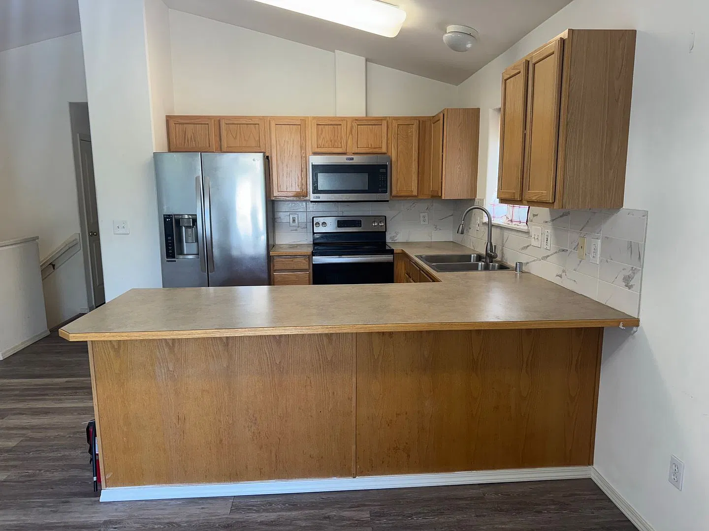 3 bedroom home conveniently located — Photo 3