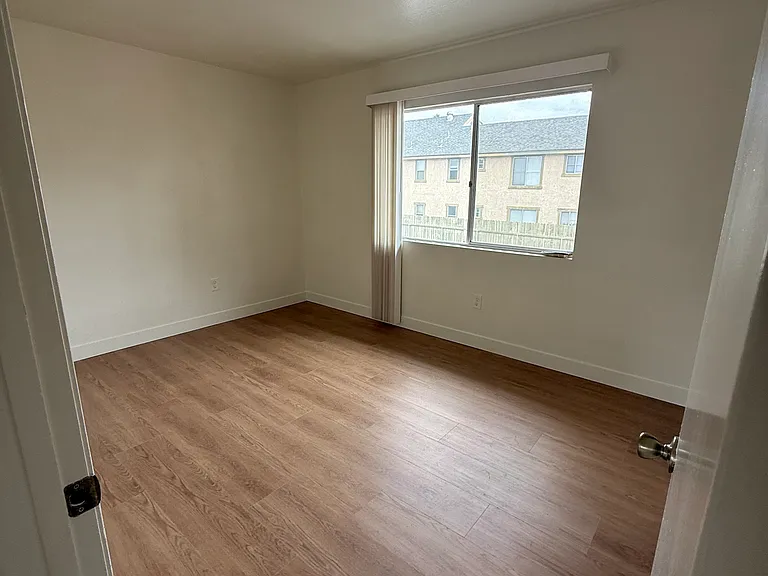 1083 S Mollison Ave — Photo 7