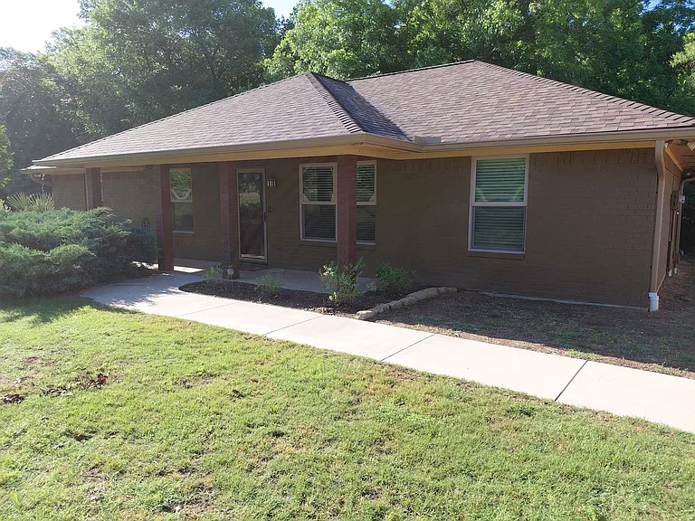 3725 Greenwood Rd — Photo 1