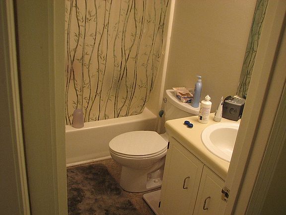 1 of the 2 full bathrooms