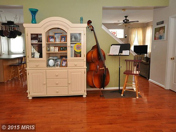 Open Flowing Floor Plan w/Hardwoods