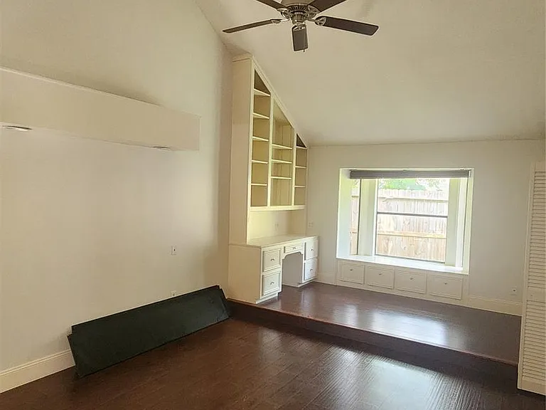 2127 Manor Green Dr — Photo 15