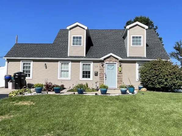 17 Peony Rd, Levittown, PA 19056