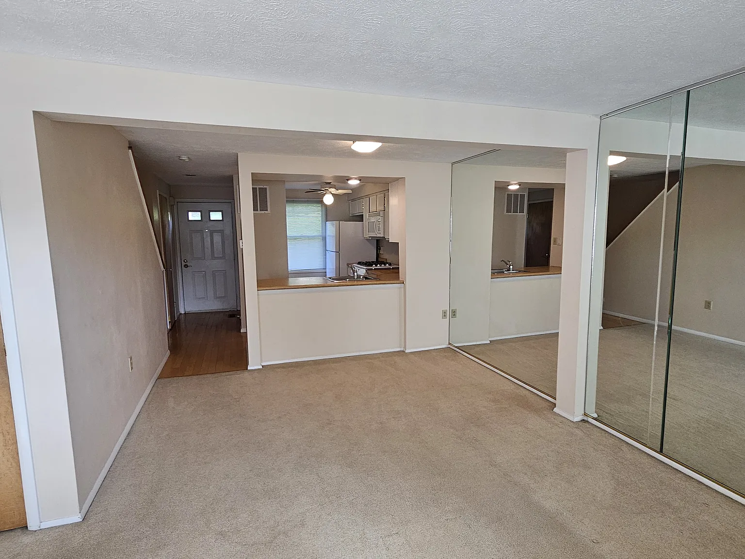 2 bed, 1.5 bath, 992 sqft, $1,550 — Photo 3