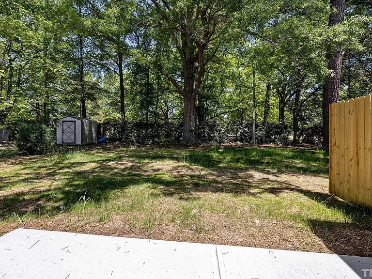 335 E Pine Ave — Photo 27