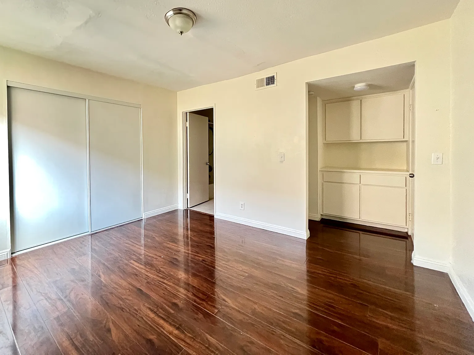 2 bed, 1000 sqft, $2,400 — Photo 4