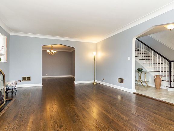 5th image of 7504 N Rockwell St