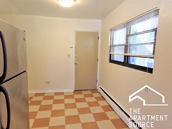 3rd image of 1644 W Sherwin Ave #2C