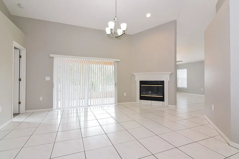 3 bed, 2.0 bath, 1608 sqft, $2,425 — Photo 4