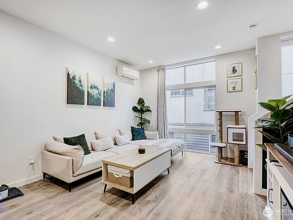 4th image of 4805 B Delridge Way SW