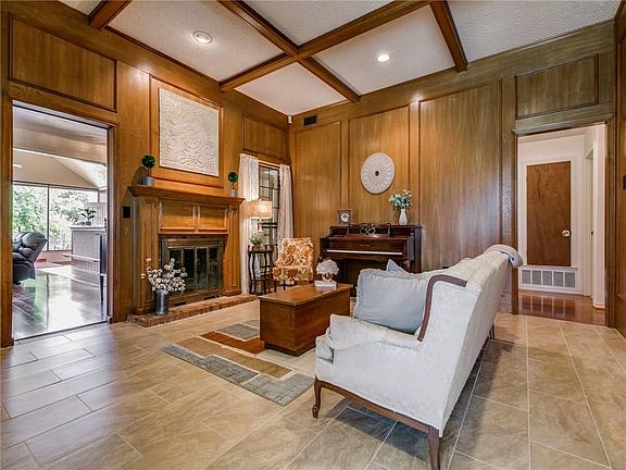 4th image of 15562 Brookhollow Cir