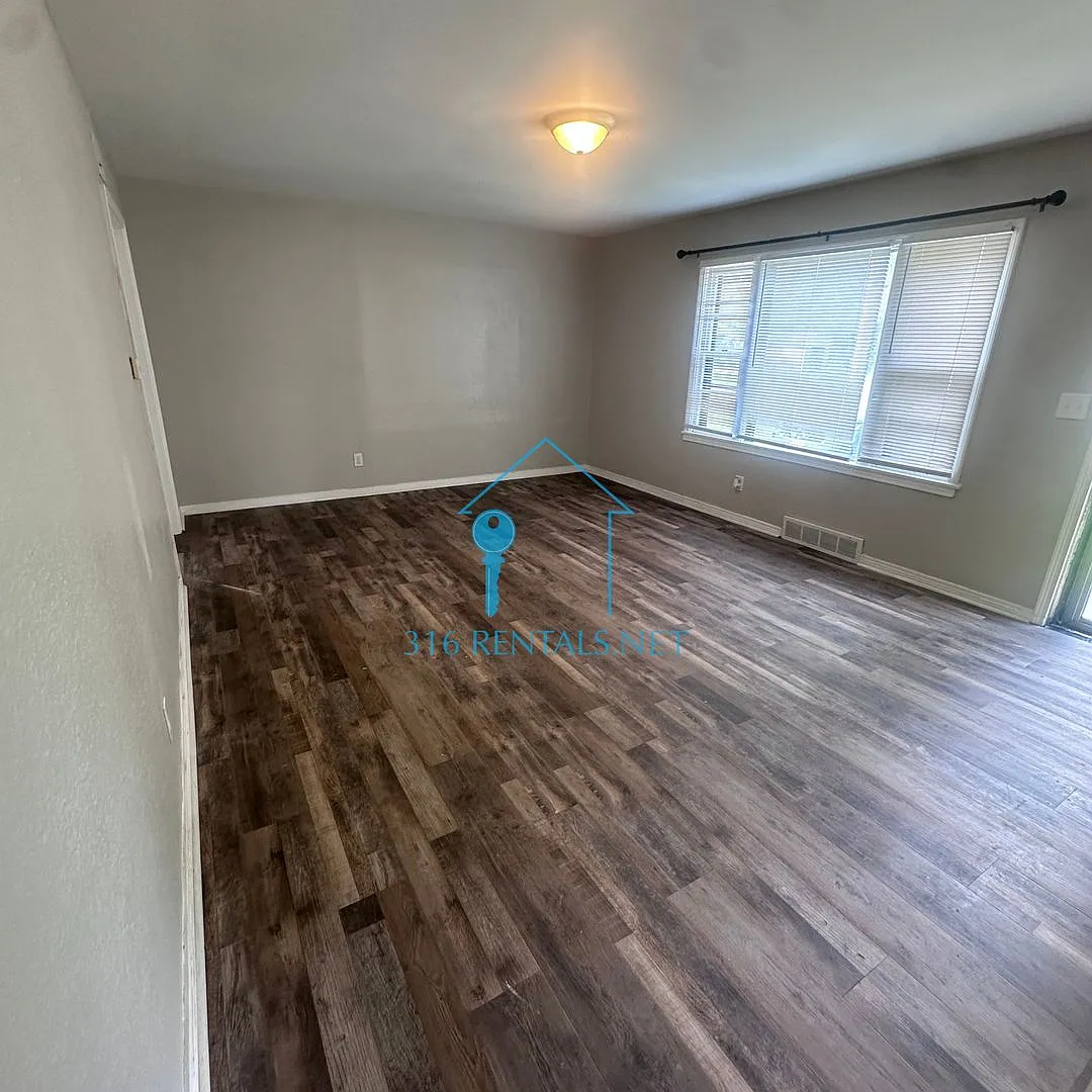 $1200- 3 bed 1 bath - Single Family Home — Photo 4