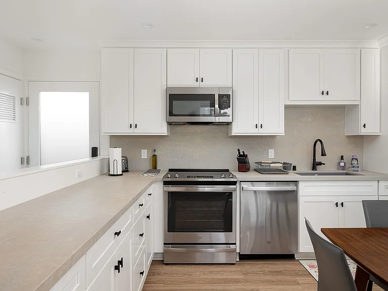 2852 Wyandotte Ave — Photo 6