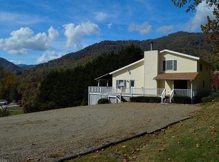 102 Hollow Dr, Maggie Valley, NC 28751