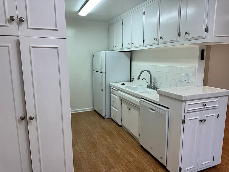 1280 S Barrington Ave #10 — Photo 21
