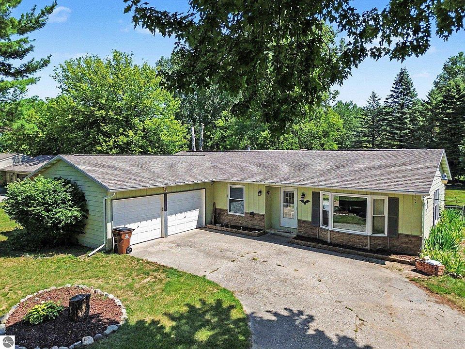 1st image of 3831 Greenacres Dr