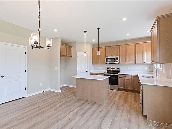 3rd image of 675 Deerhurst Dr