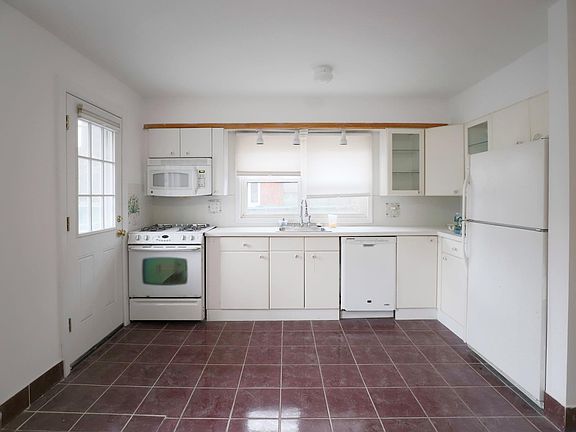 4th image of 22 Margaretta Ct