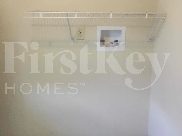 687 SW Heather St — Photo 9