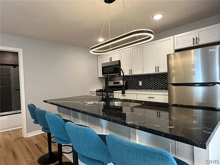 408 E Laurel St — Photo 10