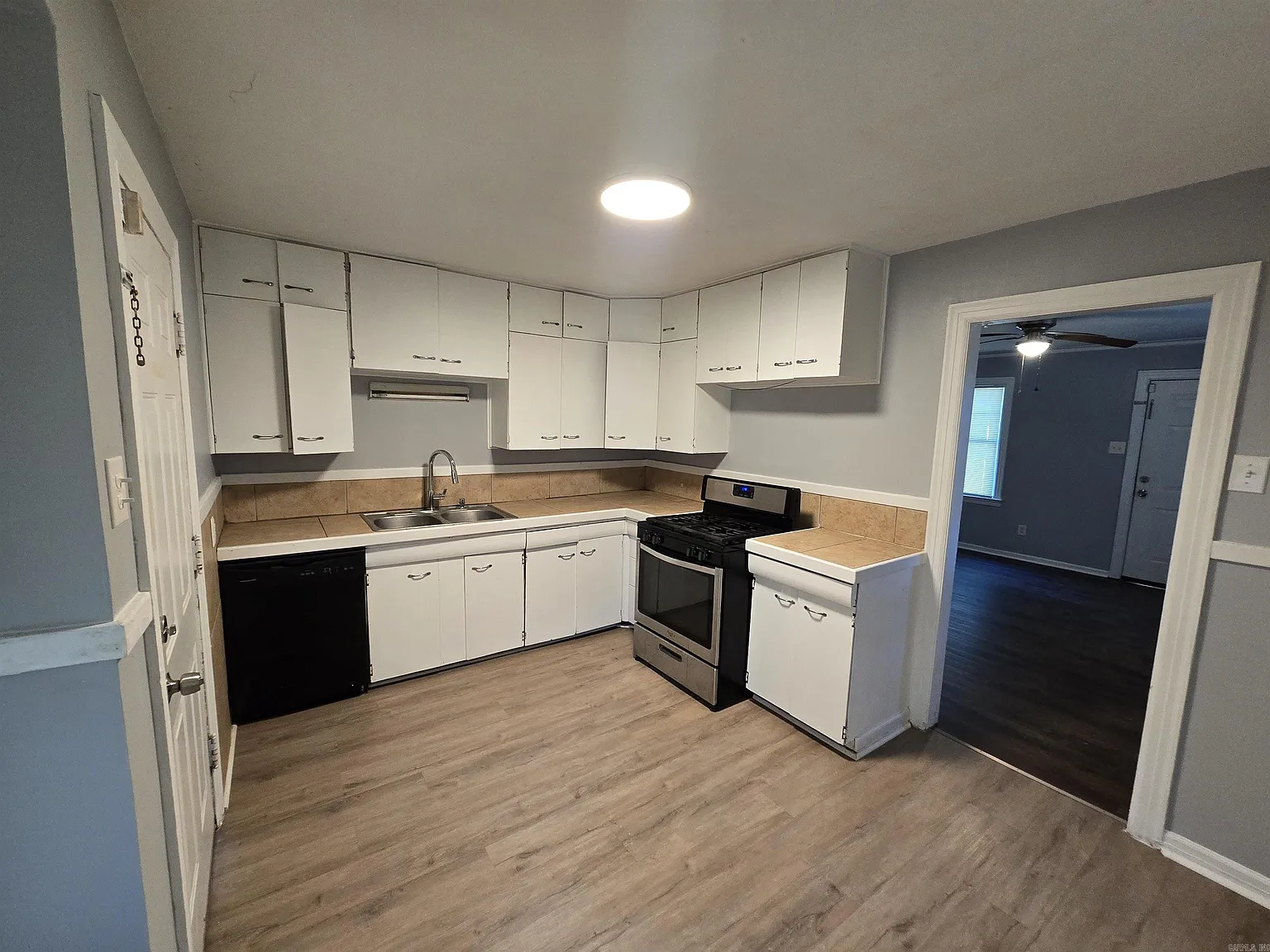 3 bed, 1.0 bath, 890 sqft, $850 — Photo 4