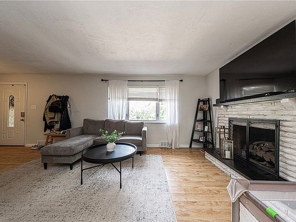 4th image of 1933 Broadview Pl