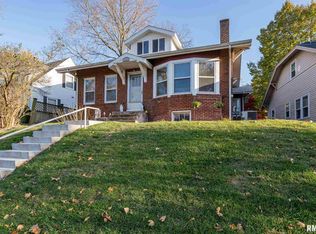 27 Crestwood Ter, Davenport, IA 52803